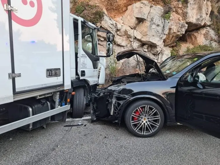 Stra&scaron;na nesreća kod Dubrovnika: U sudaru kamiona i dva automobila jedna osoba poginula, a četiri su ozlijeđene
