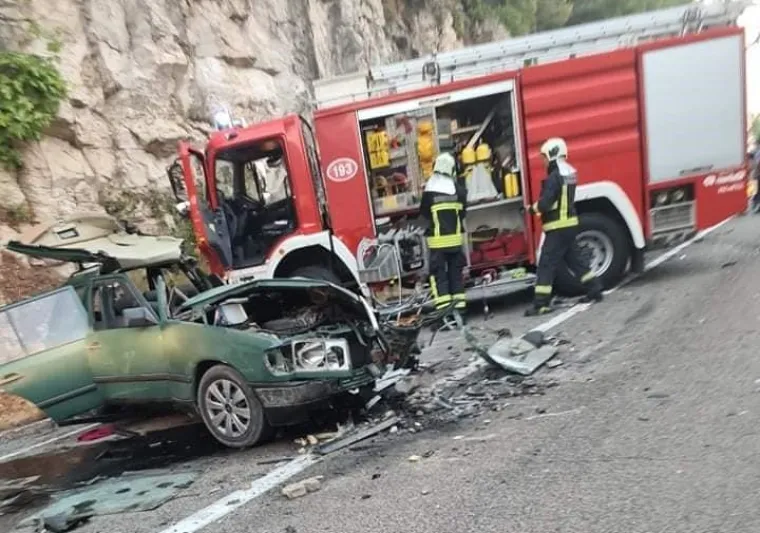 Stra&scaron;na nesreća kod Dubrovnika: U sudaru kamiona i dva automobila jedna osoba poginula, a četiri su ozlijeđene