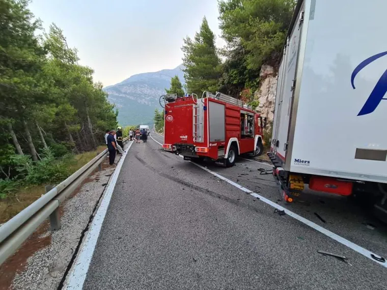 Stra&scaron;na nesreća kod Dubrovnika: U sudaru kamiona i dva automobila jedna osoba poginula, a četiri su ozlijeđene