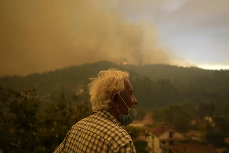 Masovne evakuacije na najvećem grčkom otoku Evija: Ljudi spa&scaron;avaju živote i bježe pred vatrenom stihijom