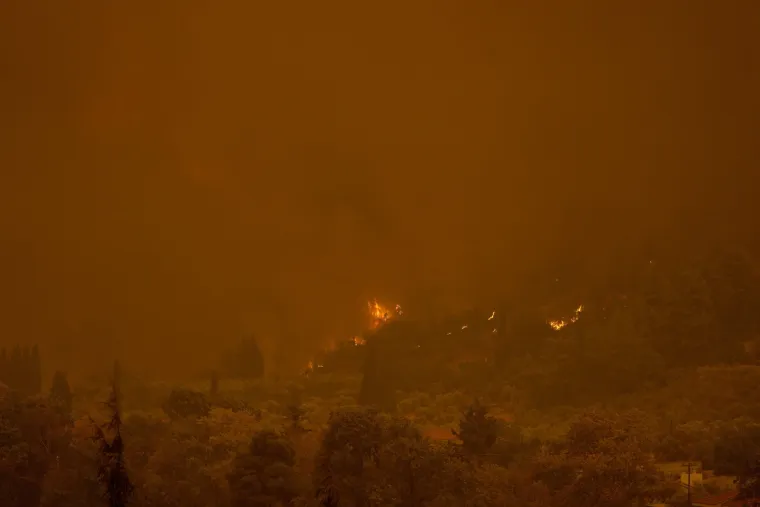 Masovne evakuacije na najvećem grčkom otoku Evija: Ljudi spa&scaron;avaju živote i bježe pred vatrenom stihijom