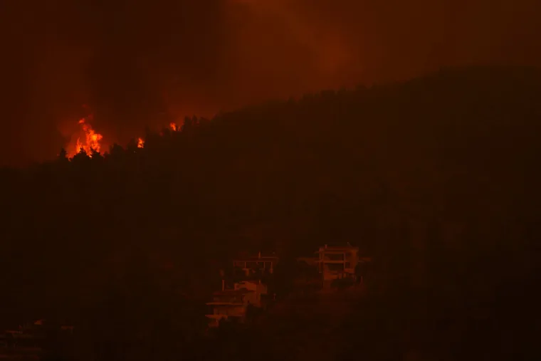 Masovne evakuacije na najvećem grčkom otoku Evija: Ljudi spa&scaron;avaju živote i bježe pred vatrenom stihijom