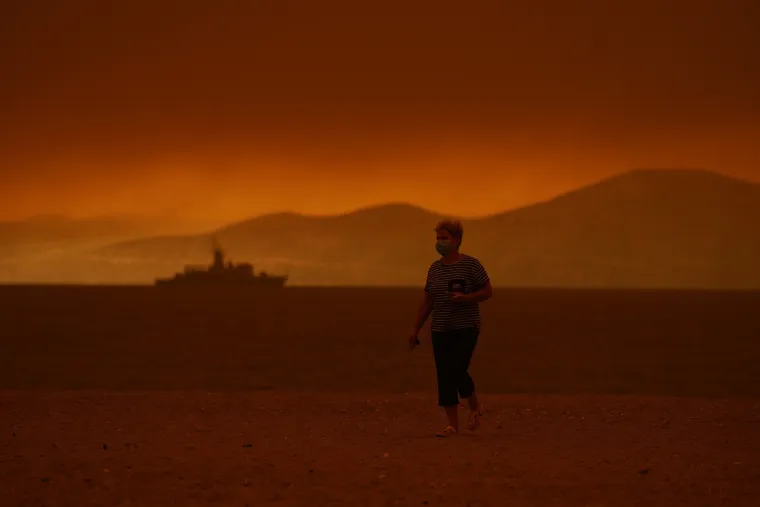 Masovne evakuacije na najvećem grčkom otoku Evija: Ljudi spa&scaron;avaju živote i bježe pred vatrenom stihijom