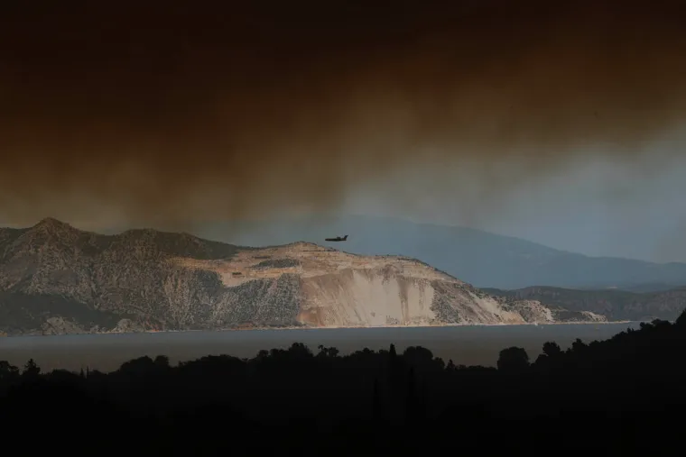 Masovne evakuacije na najvećem grčkom otoku Evija: Ljudi spa&scaron;avaju živote i bježe pred vatrenom stihijom