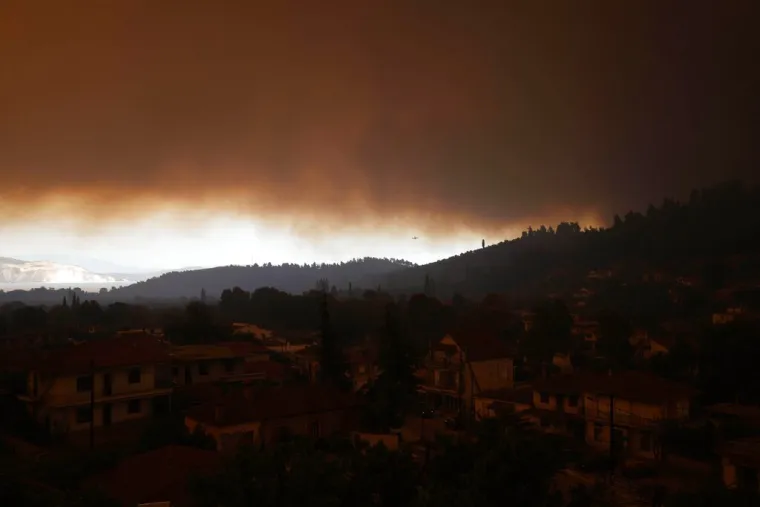 Masovne evakuacije na najvećem grčkom otoku Evija: Ljudi spa&scaron;avaju živote i bježe pred vatrenom stihijom