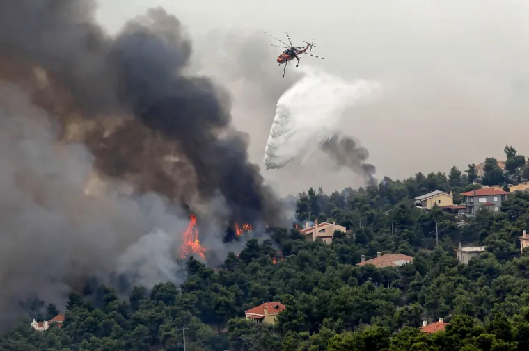Snažni vjetrovi i visoke temperature otežavaju gašenje požara koji su u Grčkoj dosad usmrtili dvije osobe, od toga jednoga vatrogasca. Dvadeset ljudi je ozlijeđeno.