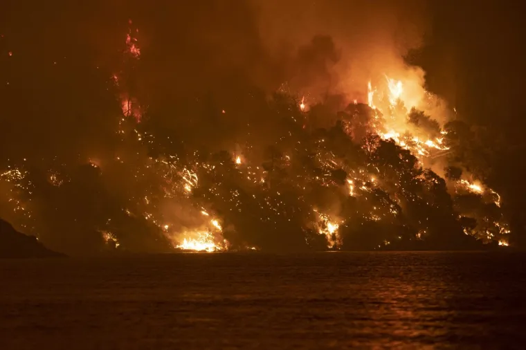 Šumski požar približava se primorskom selu Limni na otoku Evia 