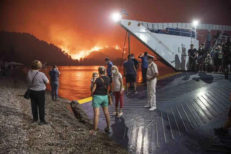 Stotine evakuiranih brodom s grčkog otoka dok plamen stiže do obale, Limni, Grčka