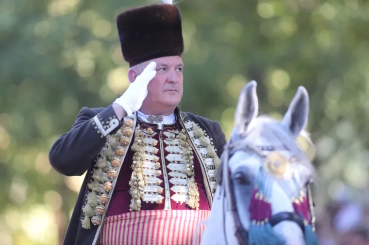 Unatoč tome, alkare i alkarske momke koji njeguju tradiciju, običaje i spomen na veliku pobjedu nad Turcima, došli su vidjeti uvaženi gosti.