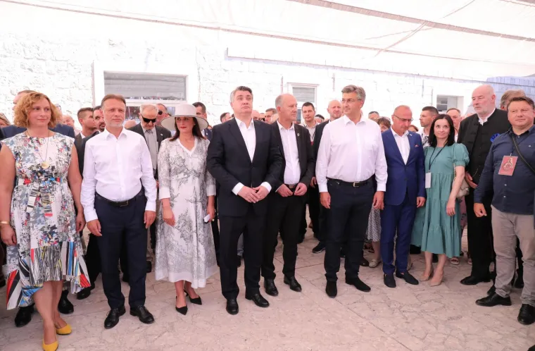 Delegaciju s Markova trga činili su još ministrica poljoprivrede Marija Vučković i ministar vanjskih poslova Gordan Grlić Radman
