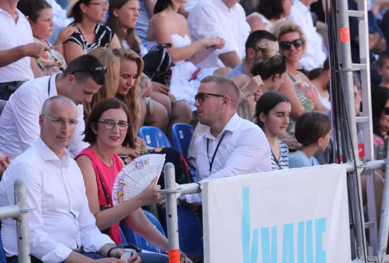 U Sinj je došao i splitski gradonačelnik Ivica Puljak sa suprugom, saborskom zastupnicom Centra Marijanom Puljak.