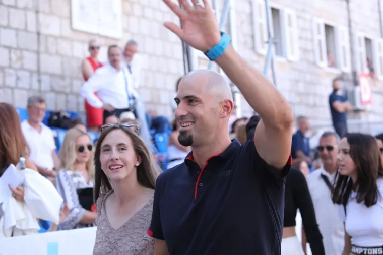 Osim političara, na Sinjsku su Alku došli i sportaši. Pljeskom je ispraćen olimpijski pobjednik u veslanju Martin Sinković.