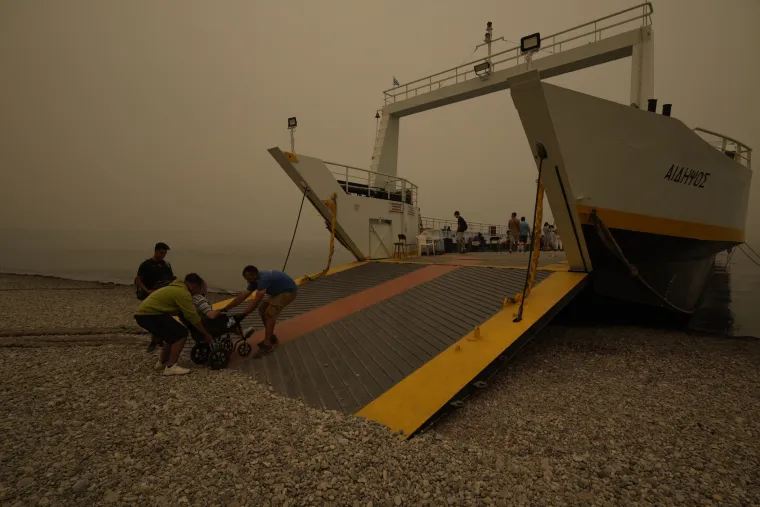 Tisuće ljudi su i dalje u bijegu od vatrene stihije koja gori na otoku Evija