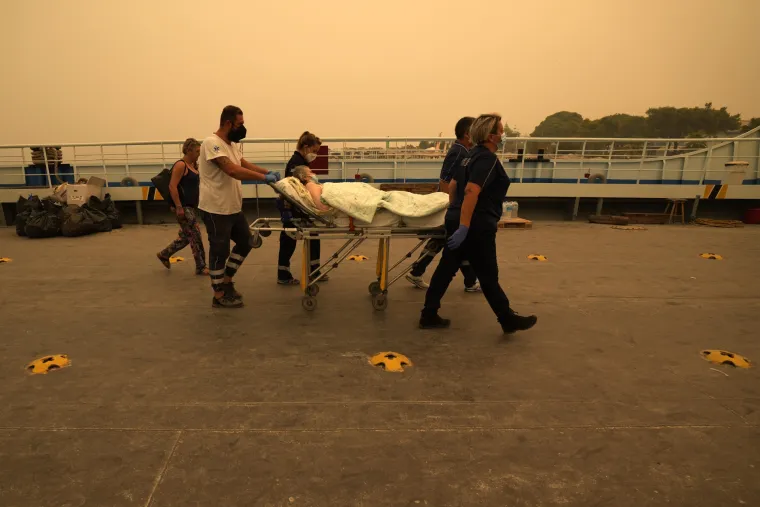 Tisuće ljudi su i dalje u bijegu od vatrene stihije koja gori na otoku Evija