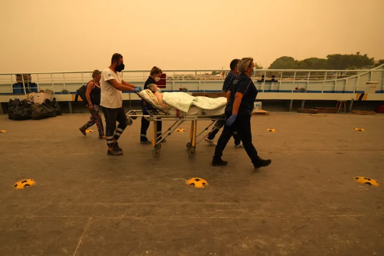 Tisuće ljudi su i dalje u bijegu od vatrene stihije koja gori na otoku Evija