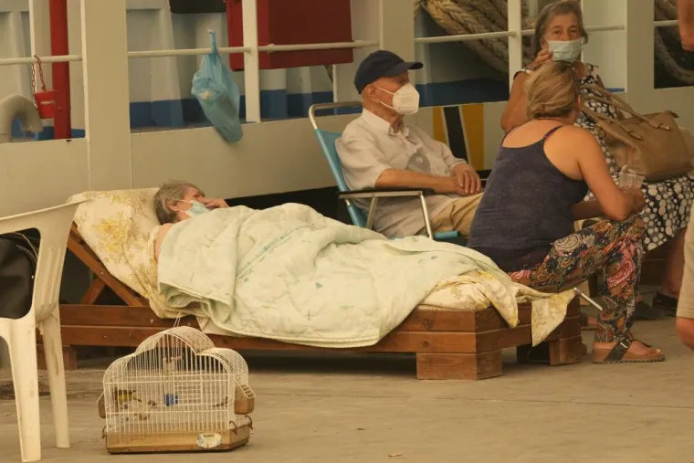 Tisuće ljudi su i dalje u bijegu od vatrene stihije koja gori na otoku Evija