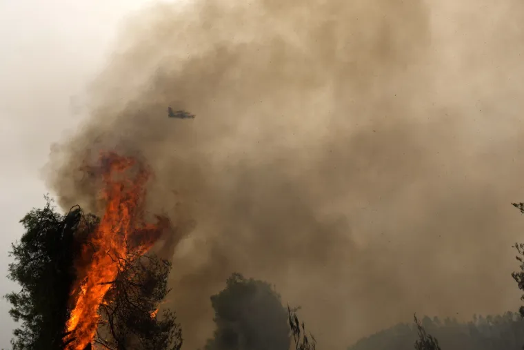 Tisuće ljudi su i dalje u bijegu od vatrene stihije koja gori na otoku Evija