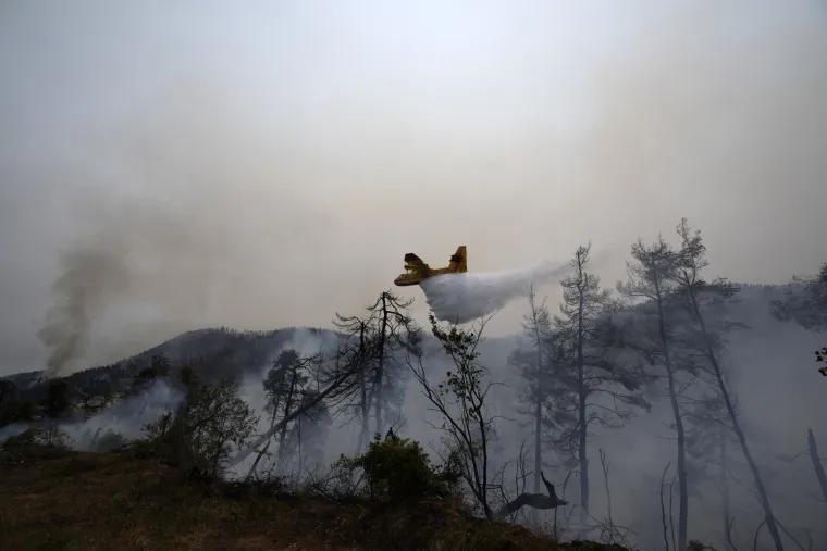 Tisuće ljudi su i dalje u bijegu od vatrene stihije koja gori na otoku Evija