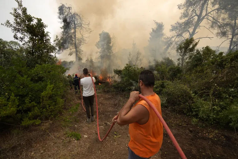 Tisuće ljudi su i dalje u bijegu od vatrene stihije koja gori na otoku Evija