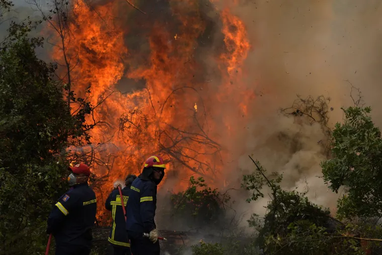 Tisuće ljudi su i dalje u bijegu od vatrene stihije koja gori na otoku Evija