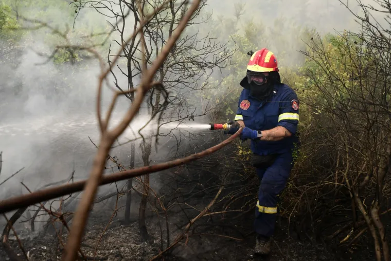 Tisuće ljudi su i dalje u bijegu od vatrene stihije koja gori na otoku Evija