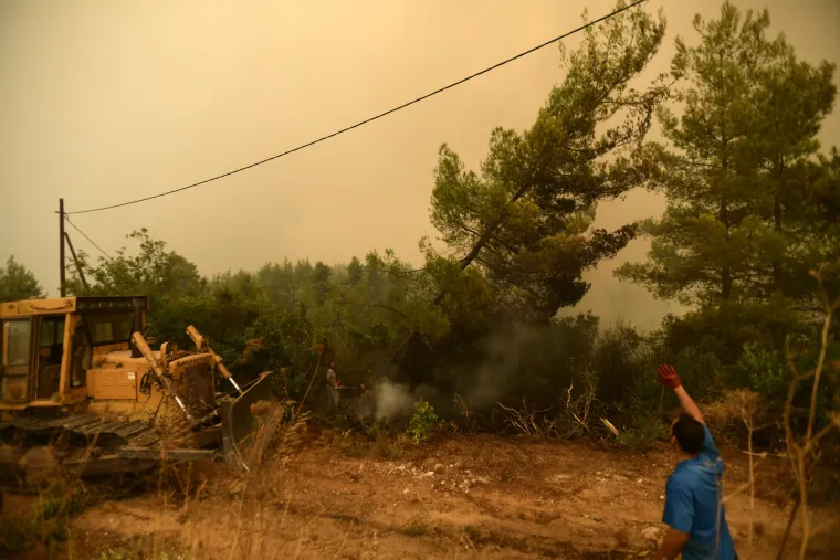 Tisuće ljudi su i dalje u bijegu od vatrene stihije koja gori na otoku Evija