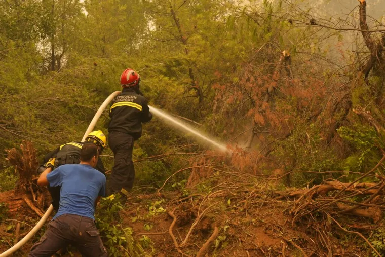 Grci stražare ispred domova: 'Upla&scaron;eni smo, ali moramo ostati'