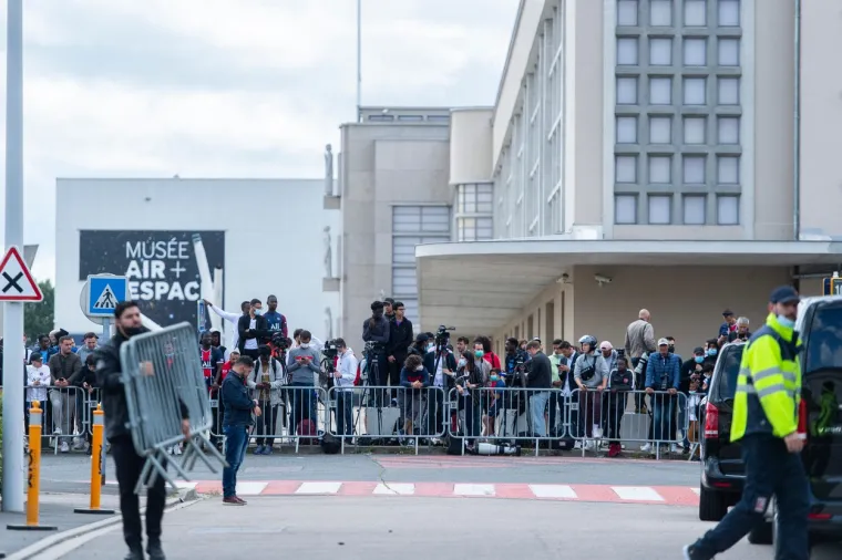 Messi ludilo zavladalo Parizom: Nije jo&scaron; ni do&scaron;ao, a navijači u transu se okupljaju; Noćima ne spavaju