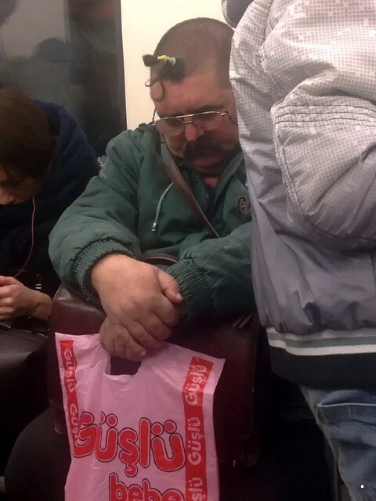 Javni prijevoz očito je omiljeno okupljali&scaron;te svih čudaka, ovakvi prizori ne mogu se vidjeti ni u Zoni sumraka