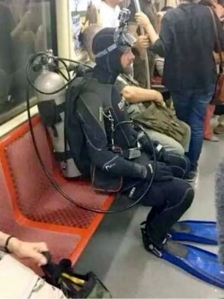 Javni prijevoz očito je omiljeno okupljali&scaron;te svih čudaka, ovakvi prizori ne mogu se vidjeti ni u Zoni sumraka