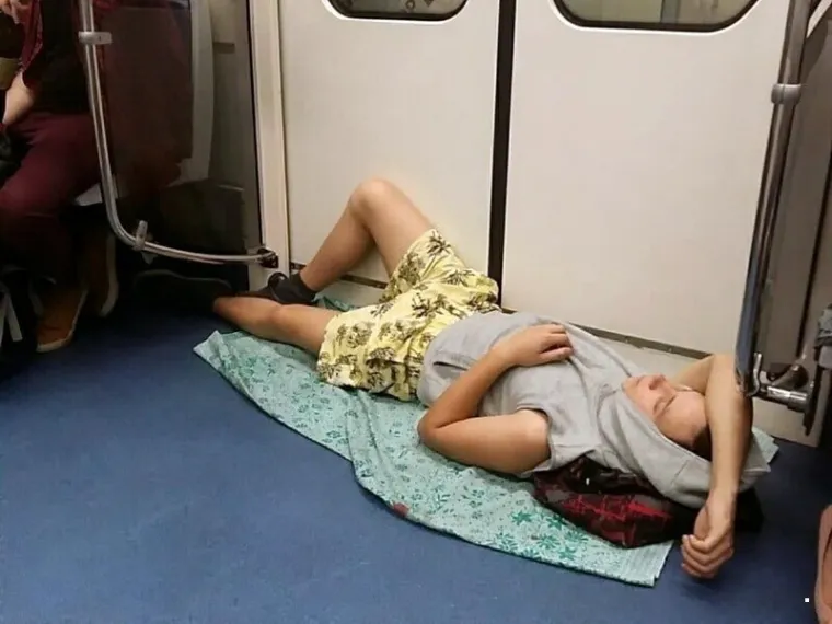 Javni prijevoz očito je omiljeno okupljali&scaron;te svih čudaka, ovakvi prizori ne mogu se vidjeti ni u Zoni sumraka