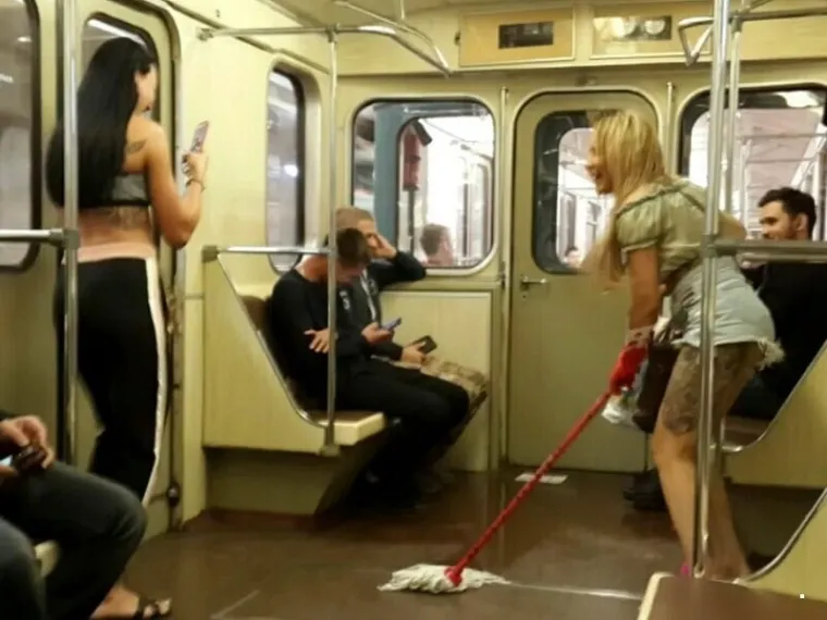 Javni prijevoz očito je omiljeno okupljali&scaron;te svih čudaka, ovakvi prizori ne mogu se vidjeti ni u Zoni sumraka