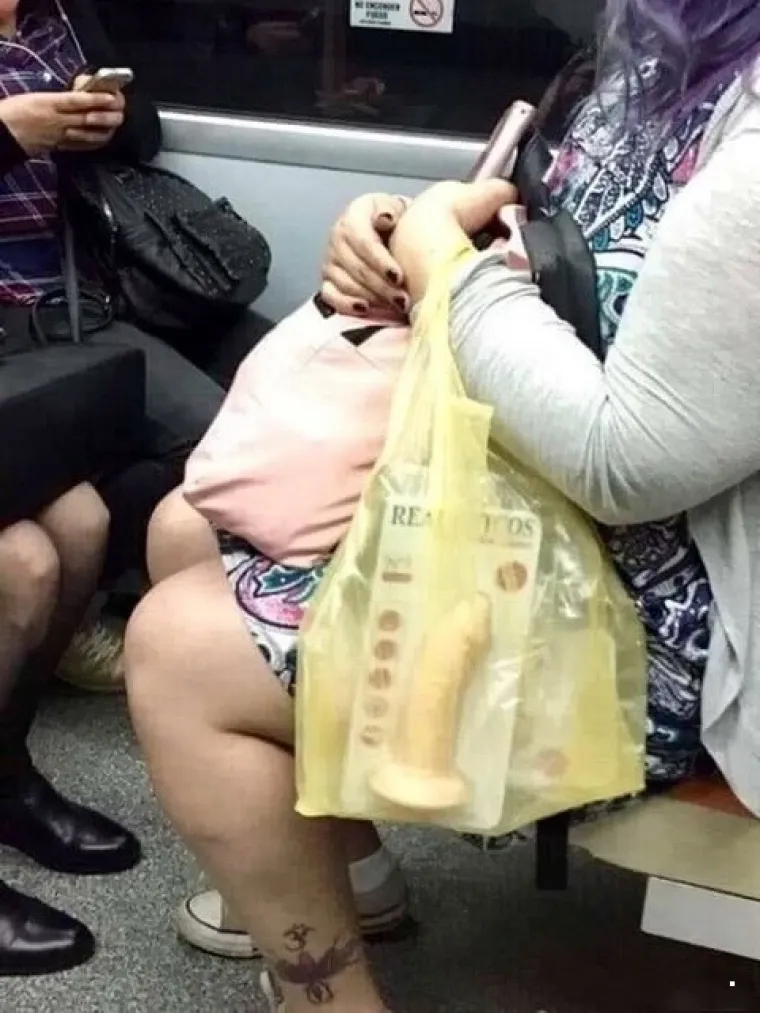 Javni prijevoz očito je omiljeno okupljali&scaron;te svih čudaka, ovakvi prizori ne mogu se vidjeti ni u Zoni sumraka