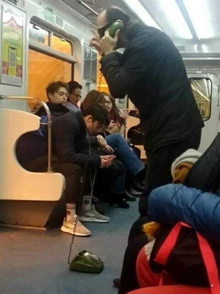 Javni prijevoz očito je omiljeno okupljali&scaron;te svih čudaka, ovakvi prizori ne mogu se vidjeti ni u Zoni sumraka