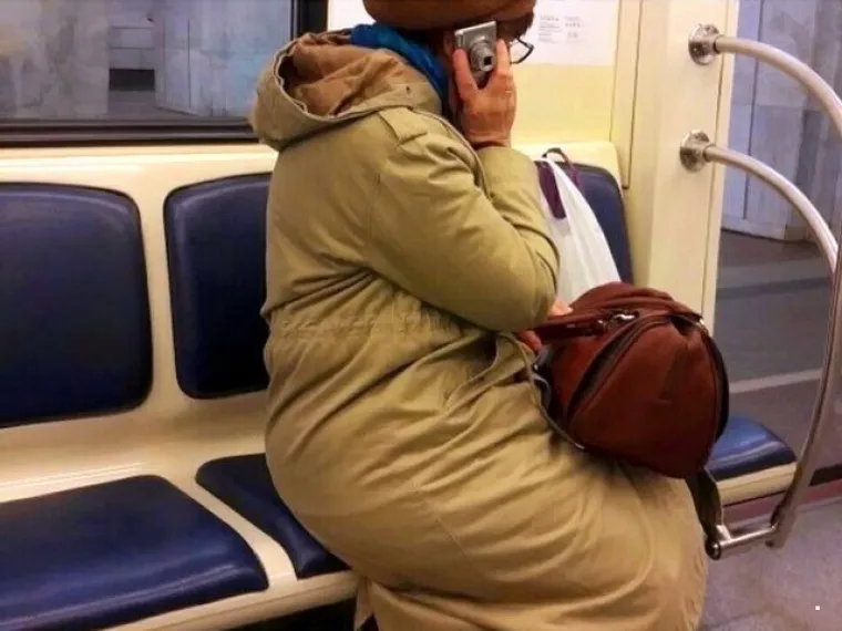 Javni prijevoz očito je omiljeno okupljali&scaron;te svih čudaka, ovakvi prizori ne mogu se vidjeti ni u Zoni sumraka