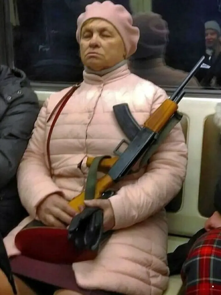 Javni prijevoz očito je omiljeno okupljali&scaron;te svih čudaka, ovakvi prizori ne mogu se vidjeti ni u Zoni sumraka