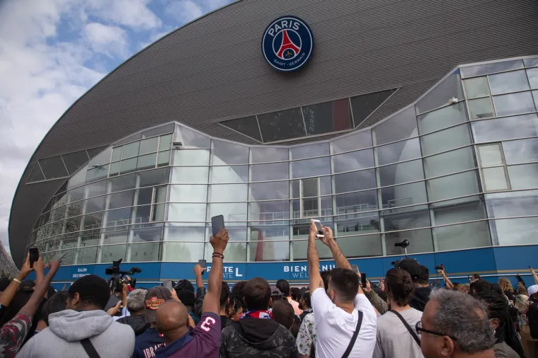Gomila navijača PSG-a čeka Messija ispred 'Parka prinčeva', pogledajte kakva euforija vlada u 'Gradu svjetlosti'
