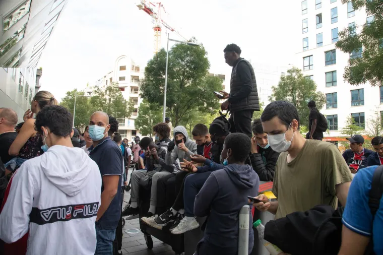 Gomila navijača PSG-a čeka Messija ispred 'Parka prinčeva', pogledajte kakva euforija vlada u 'Gradu svjetlosti'