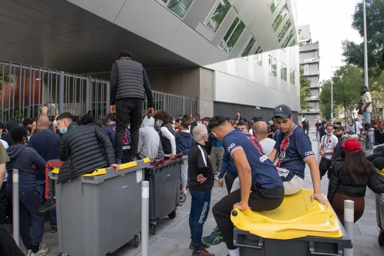 Gomila navijača PSG-a čeka Messija ispred 'Parka prinčeva', pogledajte kakva euforija vlada u 'Gradu svjetlosti'