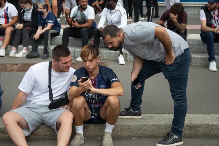 Gomila navijača PSG-a čeka Messija ispred 'Parka prinčeva', pogledajte kakva euforija vlada u 'Gradu svjetlosti'