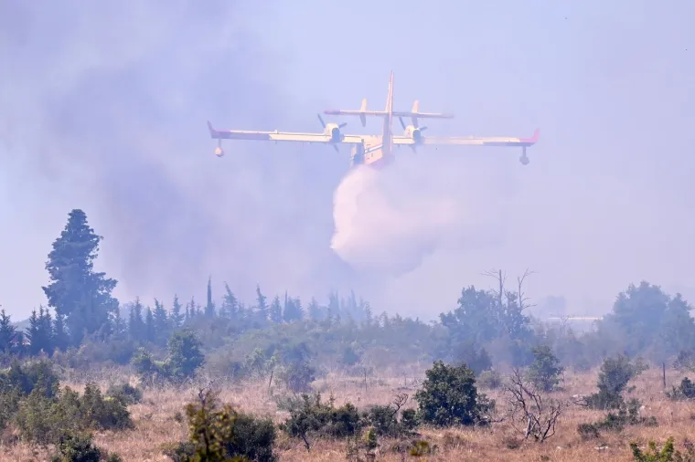 Veliki požar kod Benkovca! Vatrogasci su na trenu uspjeli staviti vatru pod kontrolu, zahvaćena je jedna kuća