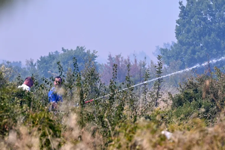 Veliki požar kod Benkovca! Vatrogasci su na trenu uspjeli staviti vatru pod kontrolu, zahvaćena je jedna kuća