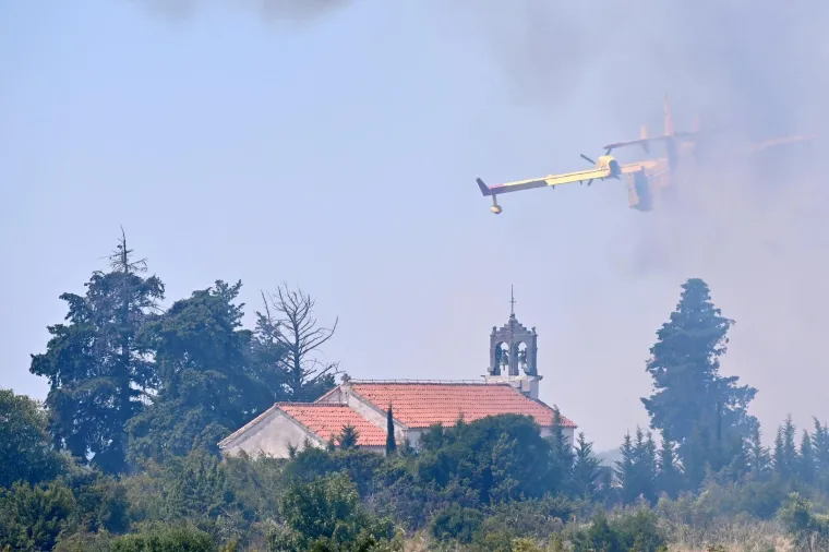 Veliki požar kod Benkovca! Vatrogasci su na trenu uspjeli staviti vatru pod kontrolu, zahvaćena je jedna kuća