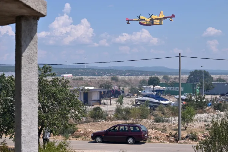 Veliki požar kod Benkovca! Vatrogasci su na trenu uspjeli staviti vatru pod kontrolu, zahvaćena je jedna kuća