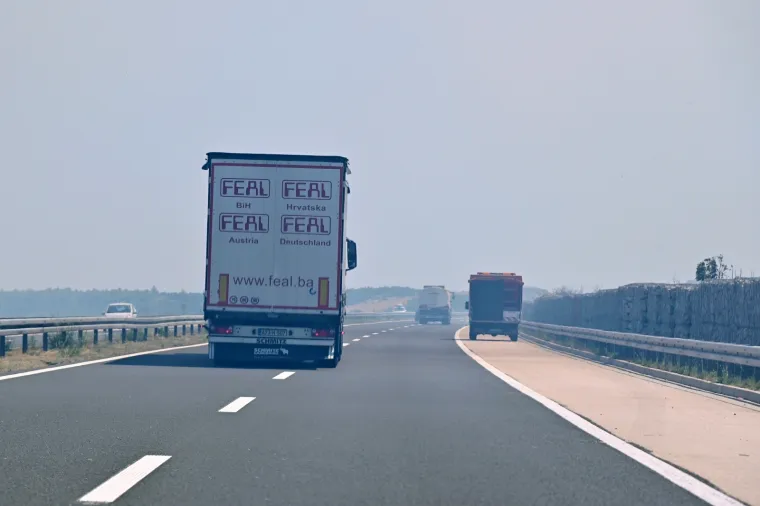 Veliki požar kod Benkovca! Vatrogasci su na trenu uspjeli staviti vatru pod kontrolu, zahvaćena je jedna kuća