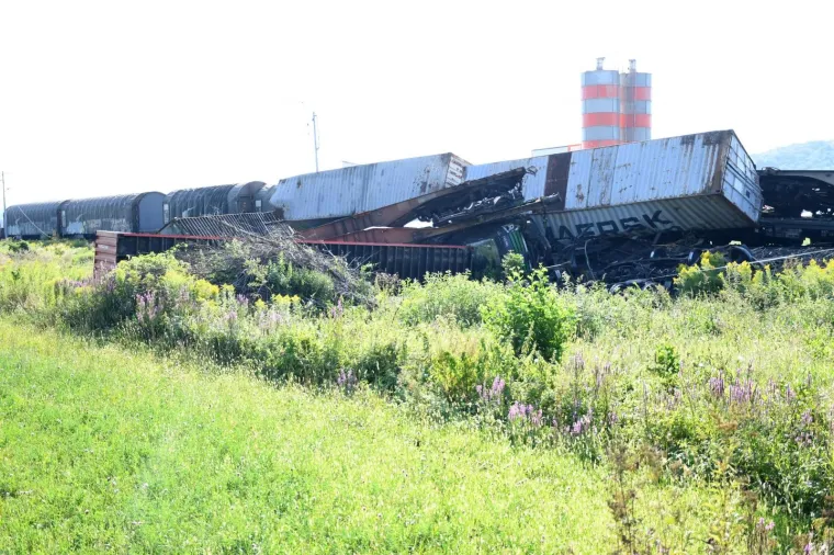 Užasni prizori: Kod Križevaca se sudarila dva teretna vlaka. Vagoni su smrskani i razbacani po polju, strojovođa ozlijeđen