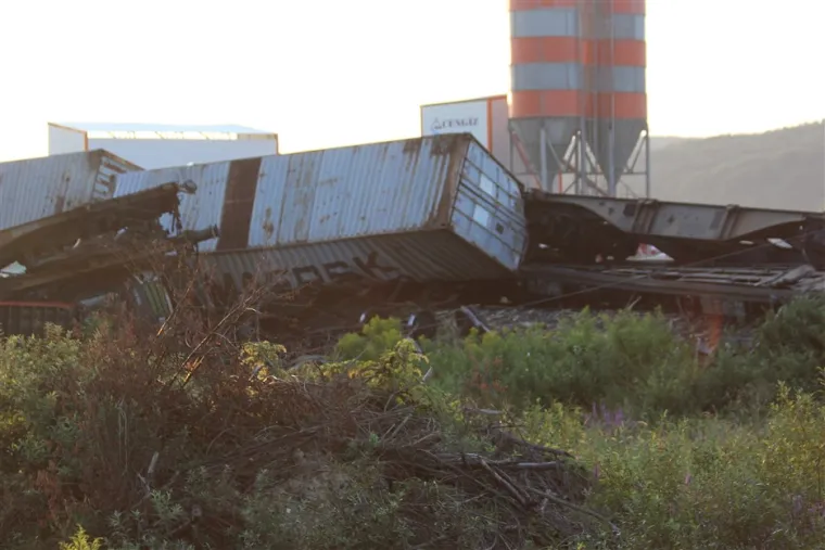 Užasni prizori: Kod Križevaca se sudarila dva teretna vlaka. Vagoni su smrskani i razbacani po polju, strojovođa ozlijeđen