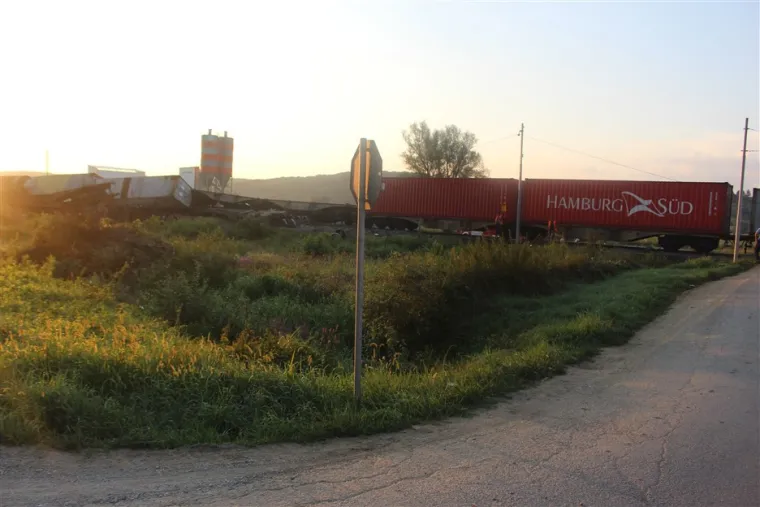 Užasni prizori: Kod Križevaca se sudarila dva teretna vlaka. Vagoni su smrskani i razbacani po polju, strojovođa ozlijeđen