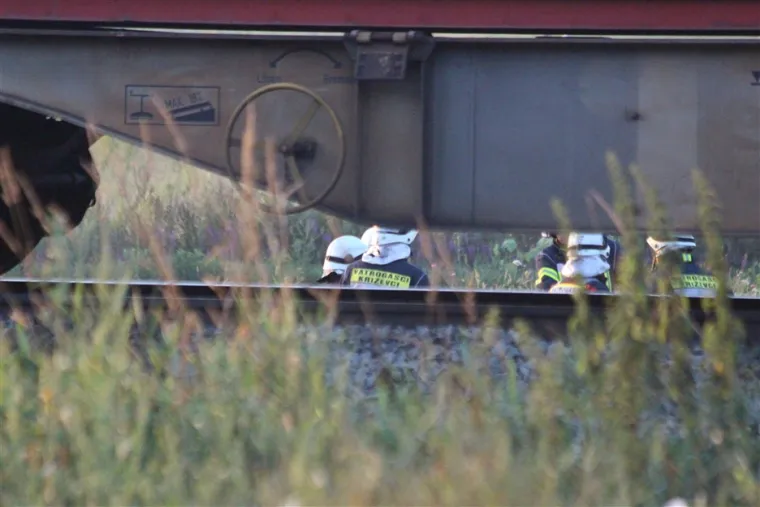 Užasni prizori: Kod Križevaca se sudarila dva teretna vlaka. Vagoni su smrskani i razbacani po polju, strojovođa ozlijeđen