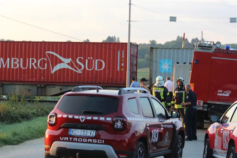 Užasni prizori: Kod Križevaca se sudarila dva teretna vlaka. Vagoni su smrskani i razbacani po polju, strojovođa ozlijeđen